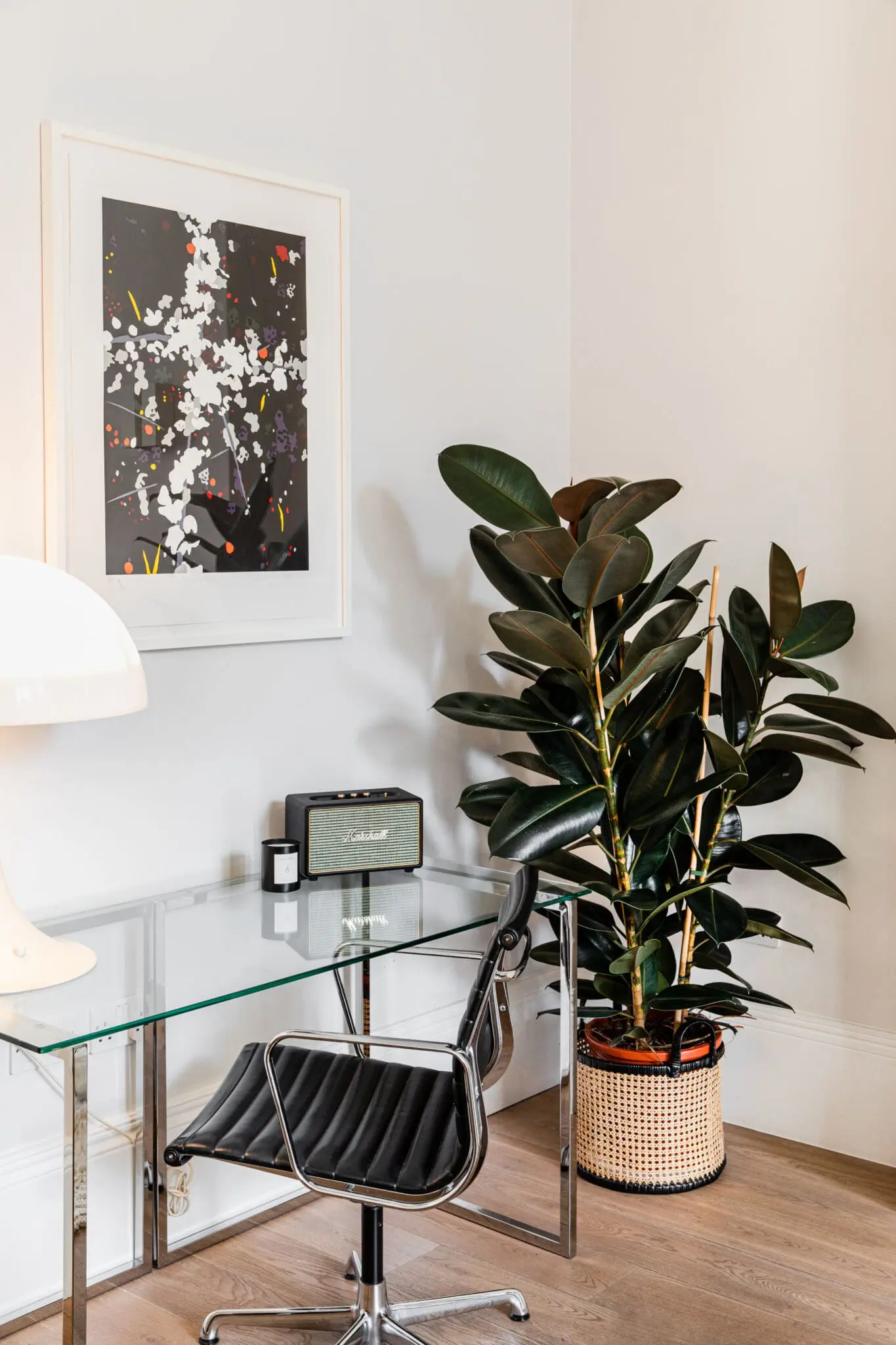 Serviced Apartments for business travellers with corporate amenities like a desk